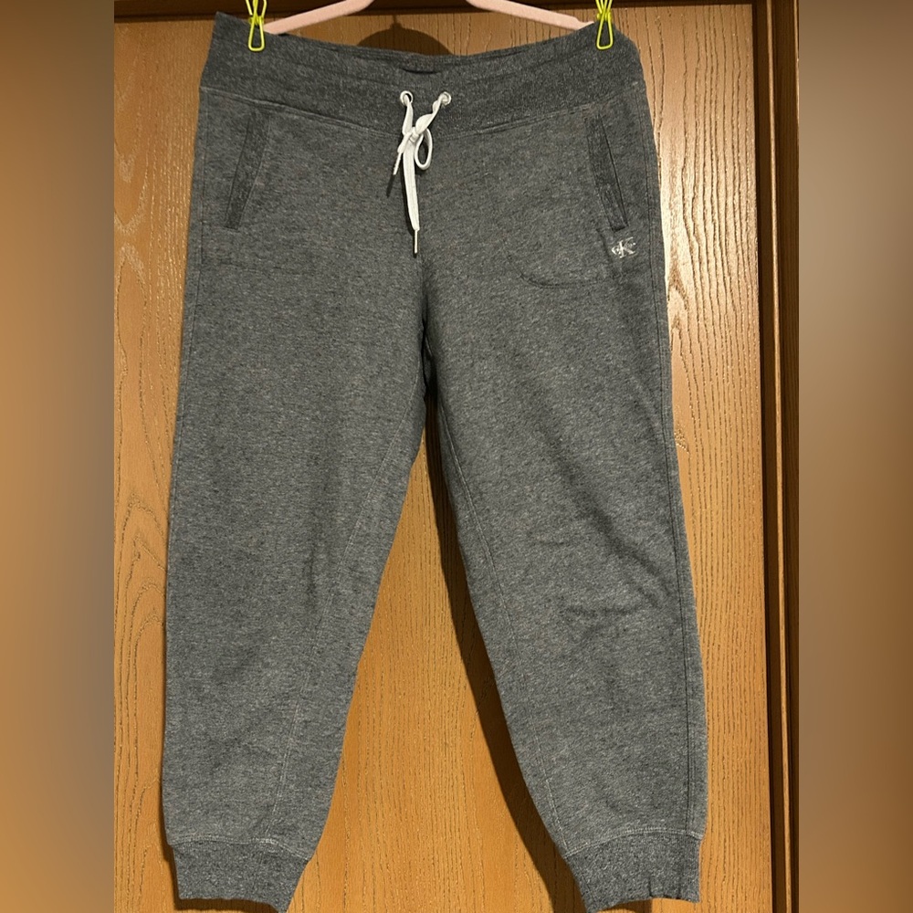 Calvin Klein Women’s Charcoal capri joggers